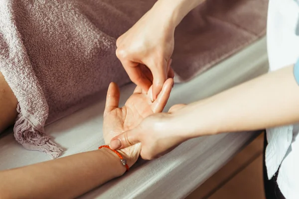 Fisioterapista massaggiare le mani — Foto Stock
