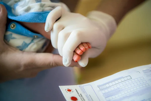 Doktor kan testi yenidoğan alır.