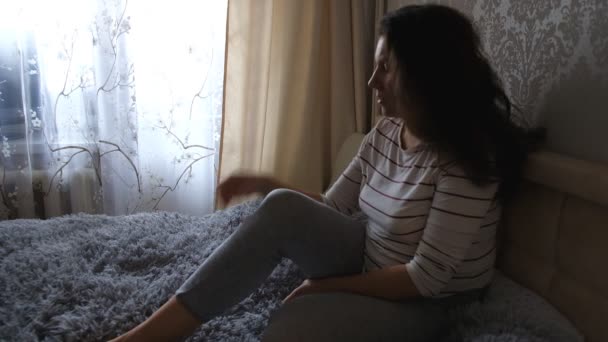 Mujer deprimida en la cama. chica llorando en el sofá. montaña aguda — Vídeos de Stock