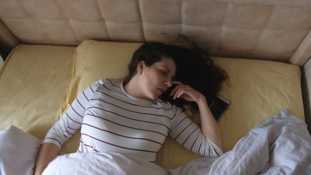 Uykulu kız uyuya kalmış ve işe geç — Stok video