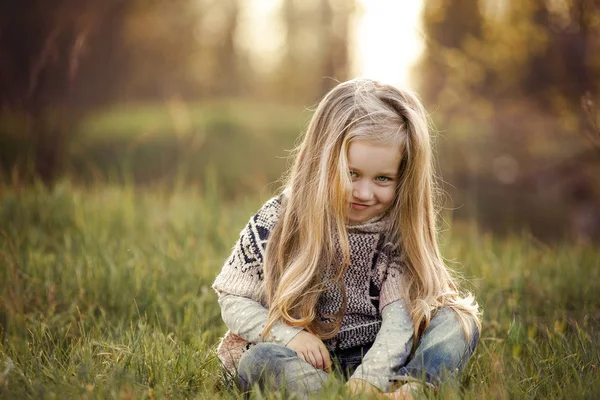 Klein meisje met een ernstig gezicht — Stockfoto