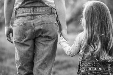 Kızının bir ele sahip açık havada bahar günü annesi