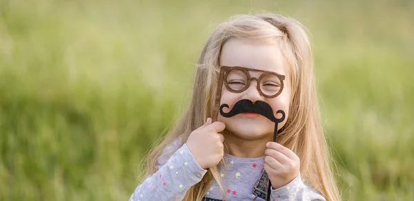 Bambino divertente con i baffi e gli occhiali. Felice giorno dei padri. Focus selettivo. — Foto Stock