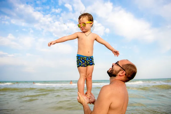 Familia en la playa. Feliz viaje familiar. Verano. Padre e hijo relajándose en la playa. Vacaciones junto al mar — Foto de Stock