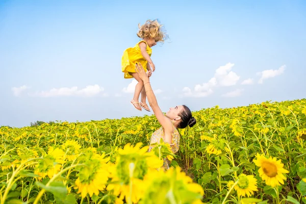 Mamma och dotter på fältet för solrosor — Stockfoto