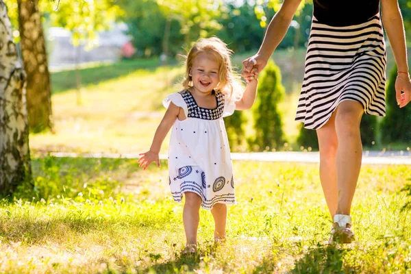 Mãe e filha felizes andando no parque — Fotografia de Stock