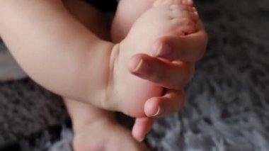 anne onu yeni doğan bebek ayakları inme