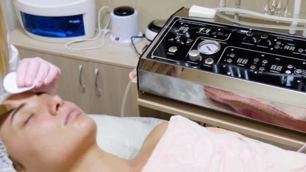 Mujer recibiendo ultrasonido limpieza de la piel en el salón de belleza — Vídeo de stock