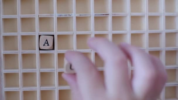 Hijo de cubos de letras añade la palabra autismo — Vídeo de stock