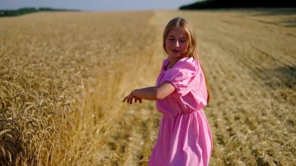 Tedere tiener meisje gooien tarwe op veld en dansen in prachtige landelijke plek — Stockvideo