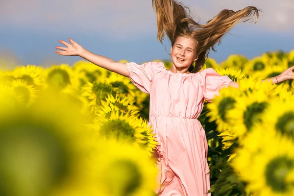 Mooi meisje stuitte op een veld van zonnebloemen blijdschap leven — Stockfoto