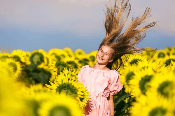Mooi meisje stuitte op een veld van zonnebloemen blijdschap leven — Stockfoto