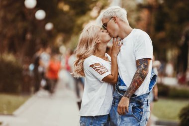 sokakta sarılma aşık genç bir çift. seçici odak.