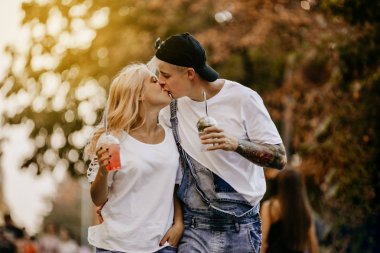 sokakta sarılma aşık genç bir çift. seçici odak.