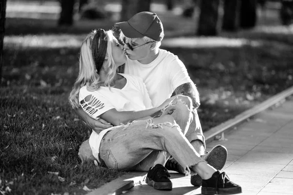 Jeune couple amoureux, embrassé dans la rue. Concentration sélective. Noir et blanc — Photo