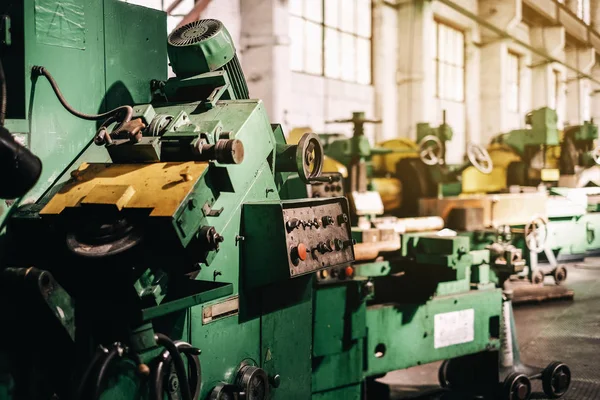 工場の古い工機械。設備の金属加工 — ストック写真