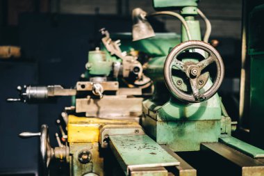 fabrikada eski takım tezgahları. Ekipmanda metal işleme