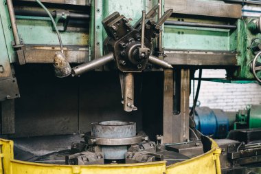 fabrikada eski takım tezgahları. Ekipmanda metal işleme