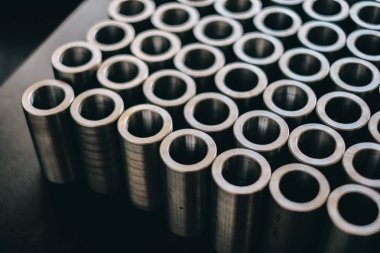 Bir sürü metal parça. Tesisin takım tezgahlarında parça imalatı