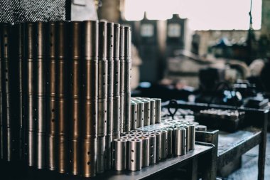 Bir sürü metal parça. Tesisin takım tezgahlarında parça imalatı