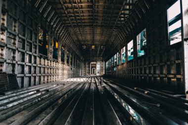 Bir fabrikada yolcu treni üretimi.