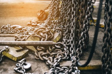 bir endüstriyel fabrikada birçok metal zincir