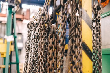 bir endüstriyel fabrikada birçok metal zincir