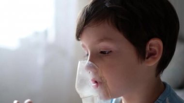 Hasta çocuk nebulizör soluyor.