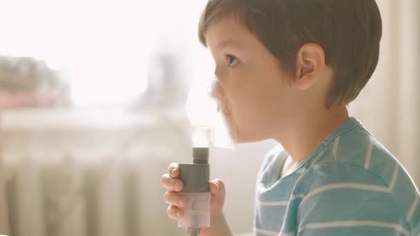 Criança doente respira em um nebulizador — Vídeo de Stock