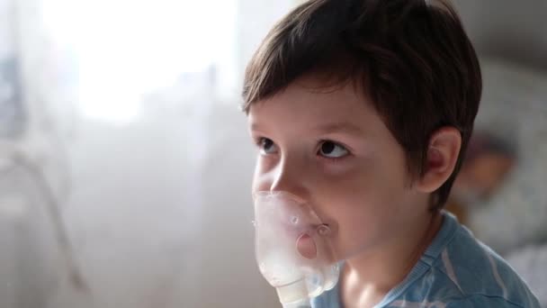 Sick child breathes in a nebulizer — Stock Video