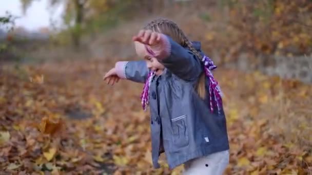 Девушка Синдромом Дауна Осенью Парке — стоковое видео