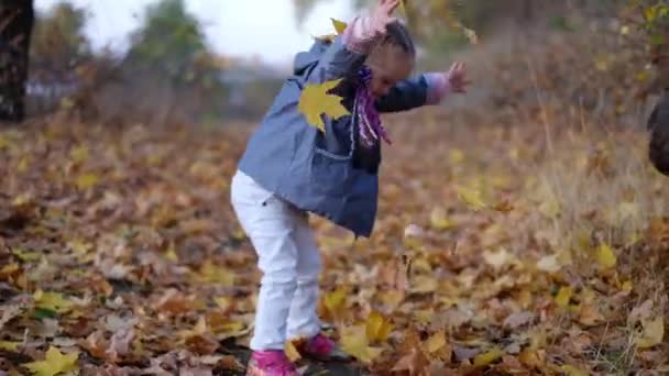 秋天在公园里得了唐氏综合症的女孩 — 图库视频影像