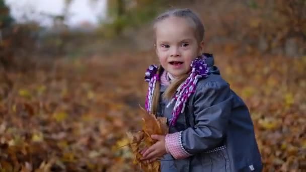 Flicka Med Ner Syndrom Hösten Parken — Stockvideo