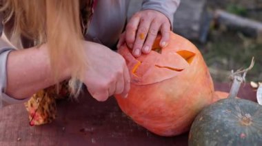 İnsanlar Cadılar Bayramı için balkabağı yapar..