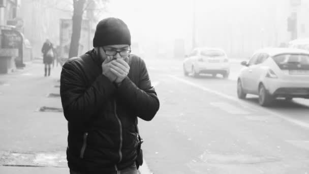 Egy férfi maszkot visel az utcán. Vírus elleni védelem és tapadás — Stock videók