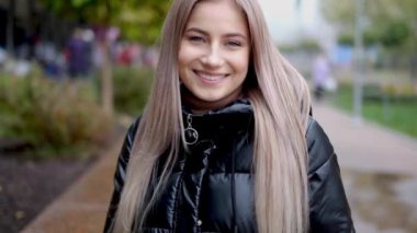 Sokakta bir maskeli bir adam. Muhafaza-e karşı virüs ve diğer yabancı maddelerden