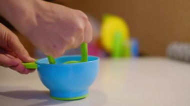 El blendırıyla patates püresi yapmak. Çocuklar için yemek pişirmek. Evde bebek maması pişirmek. İlk bebek maması konsepti.