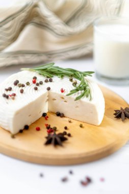Baharatlı bir tabakta ev yapımı Adighe peyniri