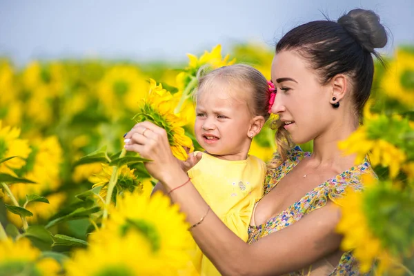 Moeder en dochter op het gebied van zonnebloemen — Stockfoto