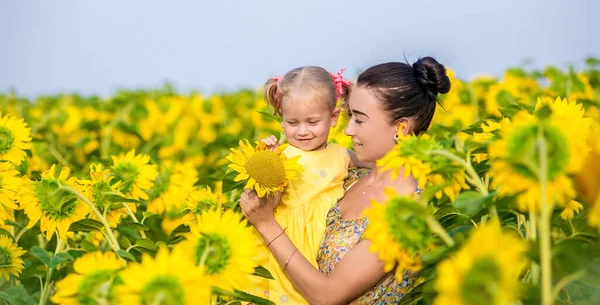 Mãe e filha no campo dos girassóis — Fotografia de Stock