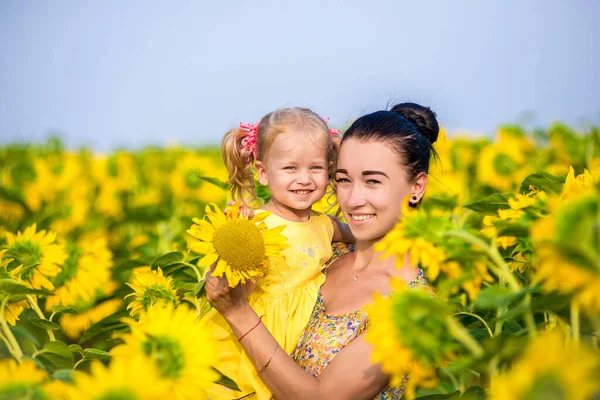 Mãe e filha no campo dos girassóis — Fotografia de Stock