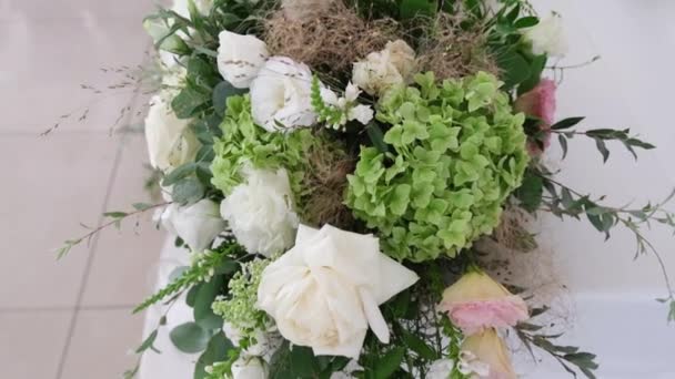 Décorer une table de fête. Décoration de table de mariage avec des bouquets de fleurs fraîches naturelles pour une fête de famille, Décor de mariage, fleurs pastel dans la cérémonie de jardin sur fond vert — Video