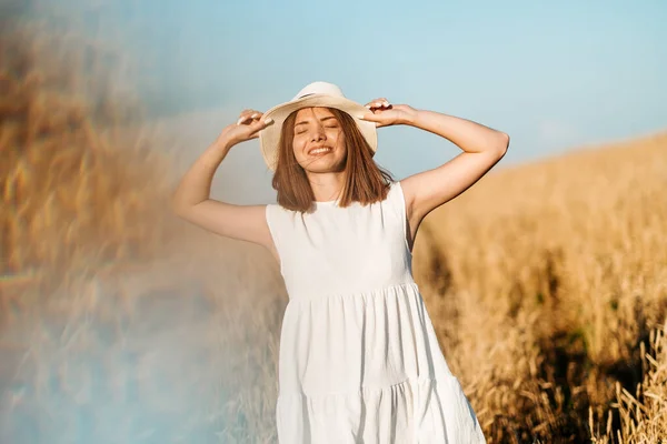 Menina Feliz Caminha Câmera Lenta Através Campo Amarelo Tocando Orelhas — Fotografia de Stock