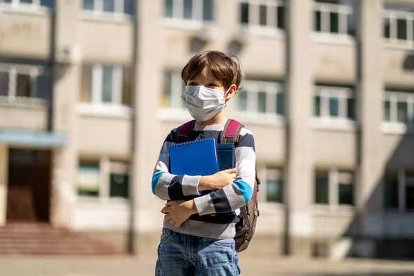 Pandemia Quarentena Coronavírus Covid Retrato Estudante Usando Uma Máscara Protetora — Fotografia de Stock