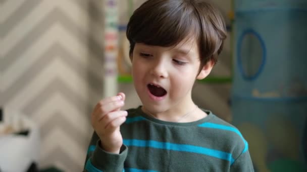 一个英俊的小男孩表示他的乳牙掉了.儿童更换牙齿的概念 — 图库视频影像