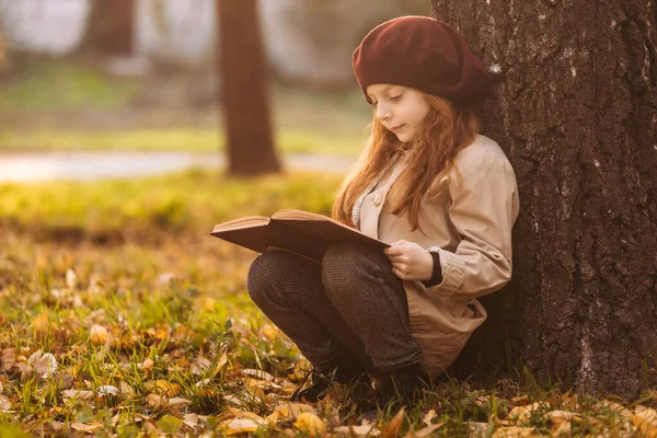 Menina Bonito Ler Livro Sentado Debaixo Uma Árvore Parque Outono — Fotografia de Stock