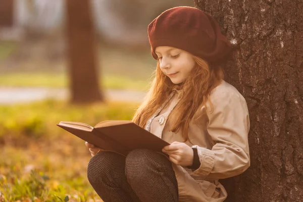 Menina Bonito Ler Livro Sentado Debaixo Uma Árvore Parque Outono — Fotografia de Stock