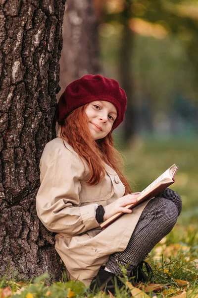 Menina Bonito Ler Livro Sentado Debaixo Uma Árvore Parque Outono — Fotografia de Stock