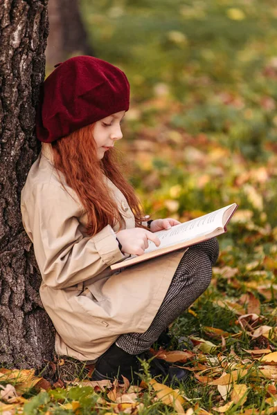 Menina Bonito Ler Livro Sentado Debaixo Uma Árvore Parque Outono — Fotografia de Stock