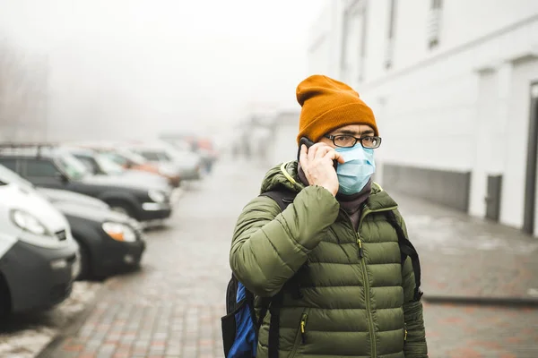 Hombre Con Una Máscara Calle Protección Contra Virus Agarre — Foto de Stock
